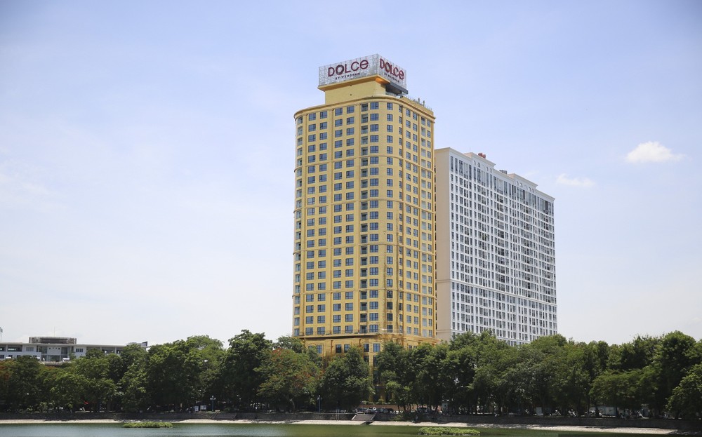 Nằm cạnh Hồ Giảng Võ (Ba Đình, Hà Nội), khách sạn Dolce by Wyndham – HaNoi Golden Lake được truyền thông quốc tế ca ngợi là  khách sạn dát nhiều vàng 24k nhất thế giới. Ảnh: Dân Việt.