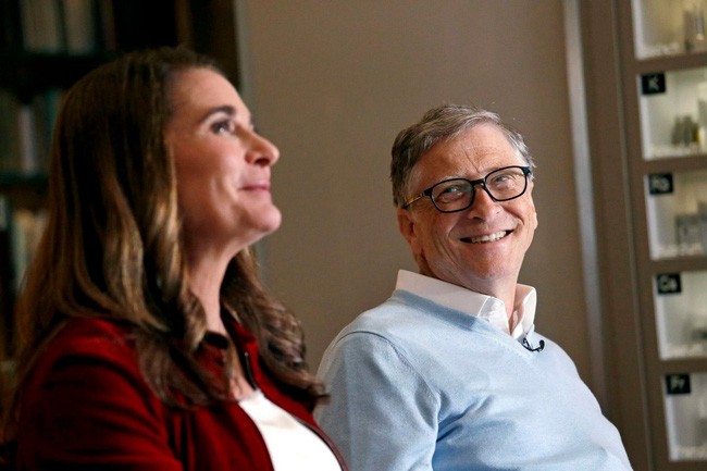 Vừa qua,  tỷ phú Bill Gates và vợ - bà Melinda Gates công bố trên Twitter sẽ ly hôn sau 27 năm chung sống. Theo Forbes, Bill Gates hiện là người giàu thứ 4 thế giới với tài sản ròng 130,5 tỷ USD.