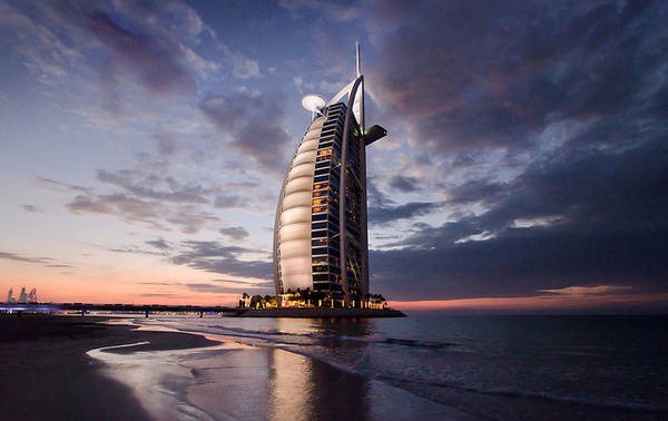  Dubai nổi tiếng với “khách sạn 7 sao” đầu tiên trên thế giới - Burj Al Arab. Đây là một trong những tòa nhà cao nhất thế giới, thống trị vô số những đường chân trời của Dubai, tượng trưng cho sự giàu có bậc nhất của Ả Rập.