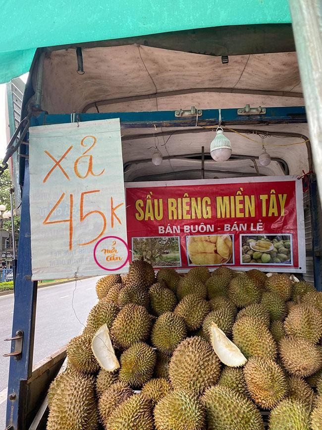 Mới đây, một cư dân mạng chia sẻ câu chuyện mua sầu riêng bên đường. Nhìn biển người  bán hàng treo tưởng rằng sầu riêng đang "đại hạ giá" chỉ 45.000 đồng/kg, nhưng khi lái xe vào để mua, mới "ngã ngửa" 45.000/ nửa kg. Ảnh: Dân Việt