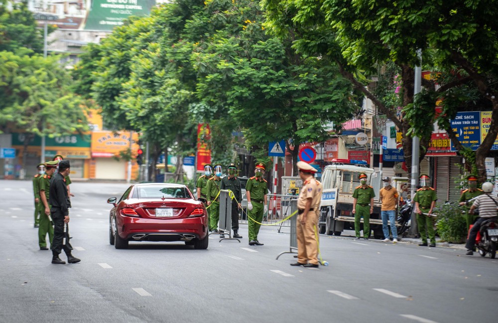 Sáng 2/9, tổ cơ động mạnh liên ngành Công an Hà Nội lập chốt kiểm soát người tại phố Bà Triệu, quận Hoàn Kiếm, Hà Nội. Lực lượng sẽ kiểm tra, xử lý nghiêm, triệt để hành vi vi phạm pháp luật và quy định về giãn cách xã hội.