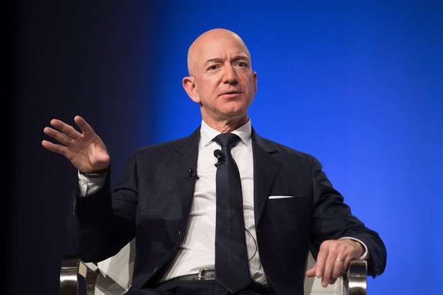 Là tỷ phú giàu nhất hành tinh song  Jeff Bezos vẫn tự đặt câu hỏi về việc mình có thật sự cần những món đồ này không, trước khi thực sự quyết định chi tiêu. Ảnh: CNN