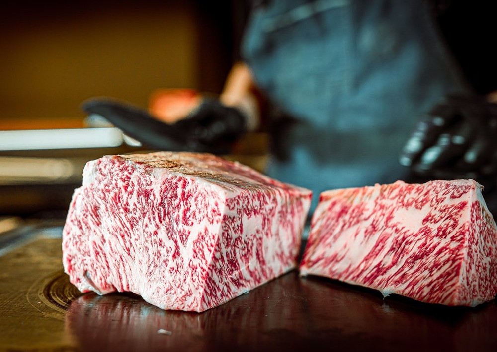 Bò Wagyu nổi tiếng với chất lượng thịt hảo hạng. Tuy nhiên, ở Nhật Bản còn có một loại Wagyu cao cấp, quý hiếm hơn rất nhiều. Đó là Olive Wagyu. Ảnh: A5meats.com