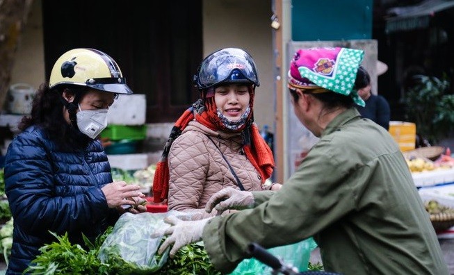 Rau xanh tăng giá gấp 2-3 lần, sả gừng "cháy" hàng ở Hà Nội