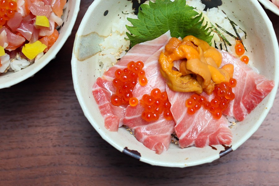 Sushi là món ăn truyền thống của Nhật Bản, với các sản phẩm có mức giá từ bình dân đến siêu đắt đỏ. Trong đó, sushi  cá ngừ vây xanh (thường gọi Kuro maguro) được xem là một trong những món đắt đỏ nhất. Ảnh; FoodDairy