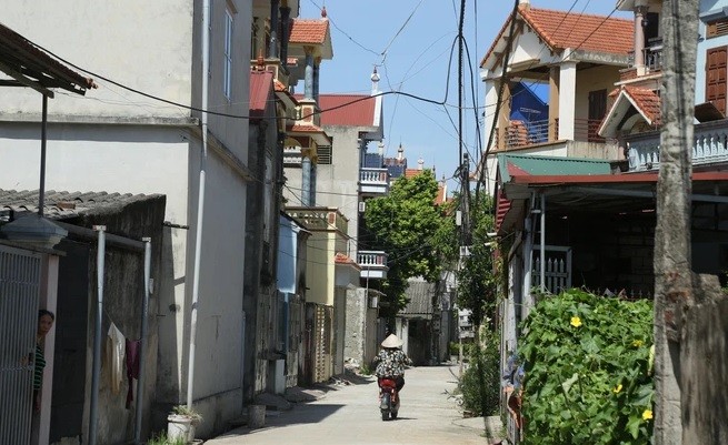  Làng Miêng Thượng (xã Hoa Sơn, huyện Ứng Hòa, thành phố Hà Nội) khiến ai ngang qua đều choáng ngợp trước cơ ngơi đồ sộ của các hộ dân sống ở đây. Ảnh: Tổ quốc