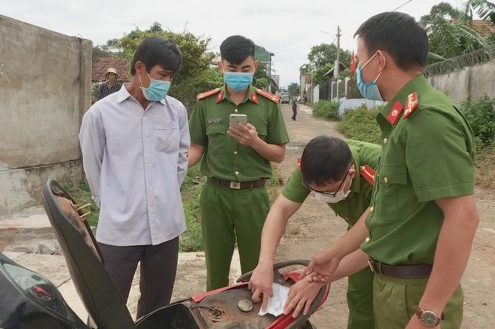 Bỏ ma túy vào xe máy chồng cũ rồi báo công an