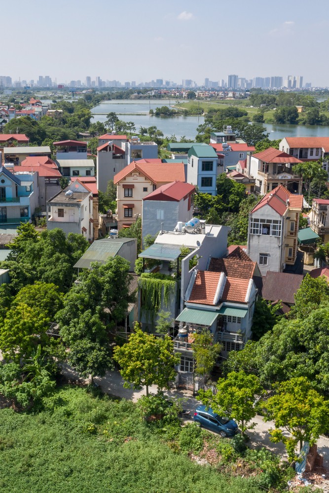 Toạ lạc trong một khu dân cư đông đúc tại Hà Nội,  ngôi nhà lấy cảm hứng từ những nếp gấp của giấy và sự chuyển đổi linh hoạt để tạo ra những không gian có nhiều tầng khác nhau, đan xen với những mảng xanh được phát triển theo chiều dọc của nhà.