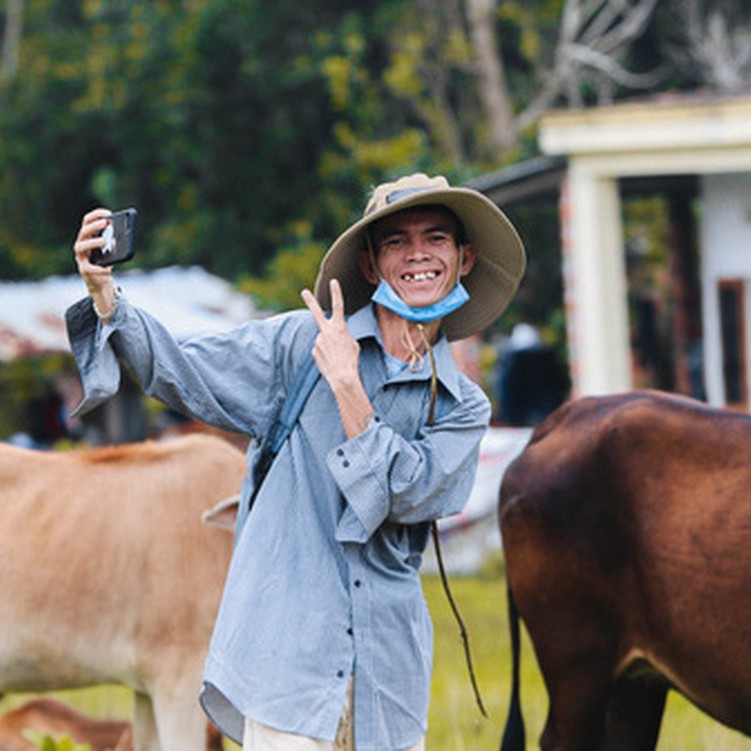 Từ một chàng trai chăn bò,  Sô Y Tiết nổi tiếng trên mạng xã hội với các bản nhạc chế đếm số bằng tiếng Anh. Sau khi được nhiều người biết đến, Sô Y Tiết có thêm cơ hội kiếm tiền từ việc hát chúc mừng sinh nhật, quảng cáo,..