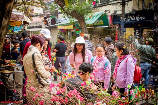 Với một số người Hà Nội gốc thì chợ hoa Hàng Lược vẫn là duy nhất. Hình thành từ những năm đầu thế kỷ 20, đây được coi là  chợ hoa Tết lâu đời nhất Hà Nội. Ảnh: Hanoimoi