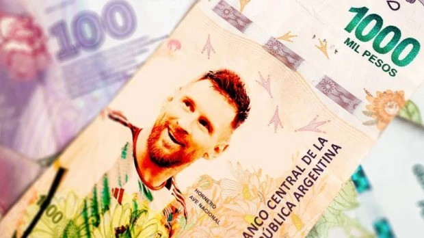 Theo tờ El Financiero, Ngân hàng Trung ương Argentina đang xem xét việc có thể in hình  Lionel Messi lên tờ tiền 1000 peso (tương đương mệnh giá 5,74 USD) mới của nước này. Ảnh: Soccergator