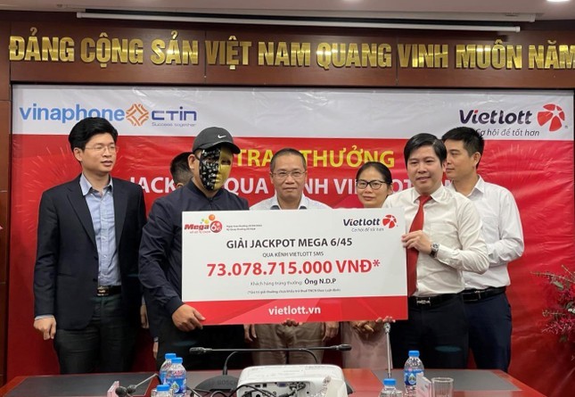 Mới đây, ông N.D.P (quê Quảng Ngãi), sinh sống tại TP HCM đã nhận giải thưởng Jackpot 73 tỷ đồng thu hút sự chú ý của đông đảo dư luận. Ảnh: Vietlott