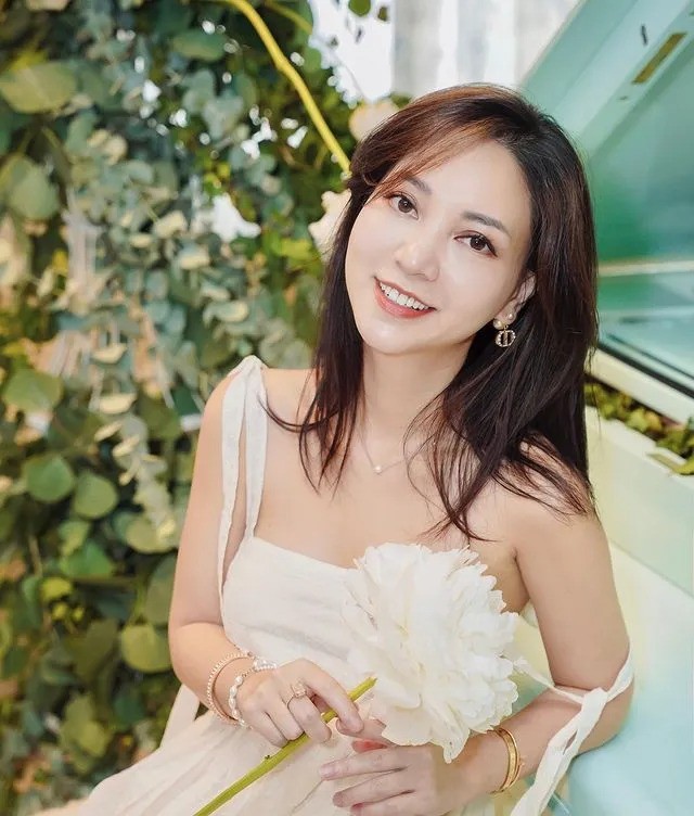 Nữ CEO - beauty blogger  Hannah Olala (1984) không còn là cái tên xa lạ với cộng đồng mạng. Ngoài nhan sắc xinh đẹp, Hannah Olala còn được ngưỡng mộ bởi khả năng kiếm tiền khủng và cuộc sống hôn nhân hạnh phúc, giàu sang.