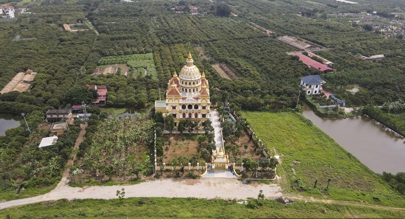  Tòa lâu đài nguy nga nằm trên một khu đất rộng hàng nghìn m2, chạy dọc theo đường đê từ Hà Nội đi TP. Hưng Yên, thuộc sở hữu của ông Đỗ Trọng Sáu (Khoái Châu, Hưng Yên), một chủ lò gạch trên địa bàn tỉnh. Ảnh: Dân Việt