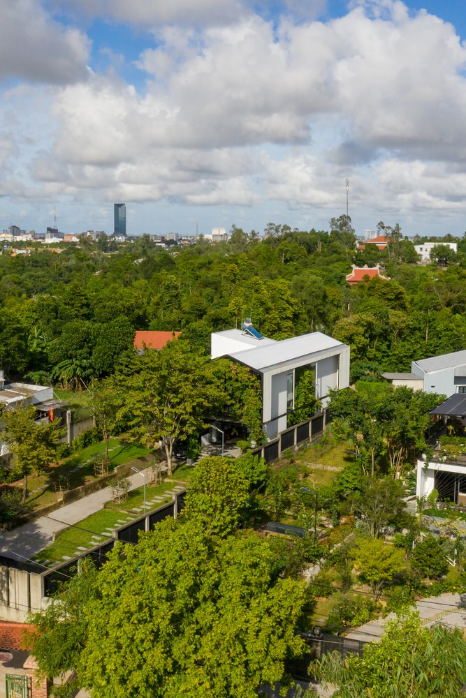 Nằm trên một sườn đồi phía Tây thành phố Huế,  ngôi nhà được thiết kế gồm 2 tầng với tầm nhìn ngoạn mục ra xung quanh.