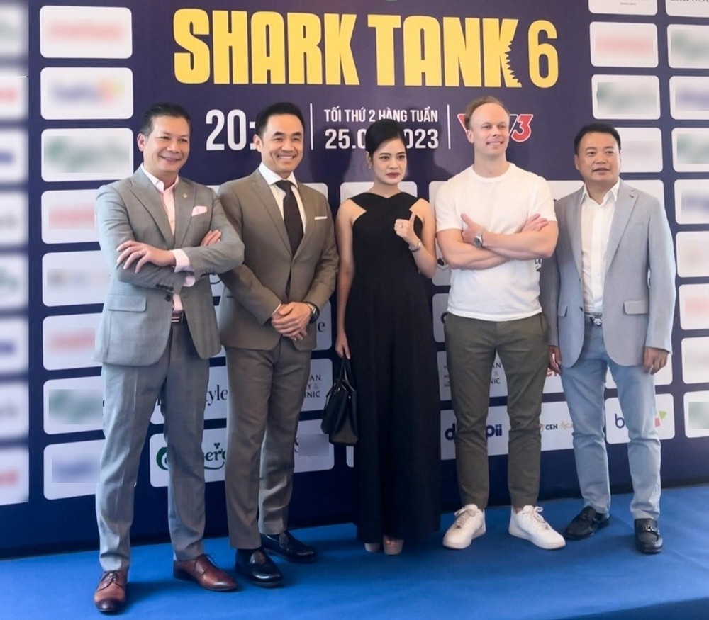 Bên cạnh dàn nhân vật quyền lực quen thuộc như Shark Hưng, Shark Bình, Shark Hùng Anh, Shark Louis Nguyễn, Shark Tank Việt Nam mùa 6 đang thu hút sự chú ý của khán giả khi xuất hiện một gương mặt mới toanh là  Shark Lê Hàn Tuệ Lâm. Ảnh: Fanpage Shark Tank Việt Nam