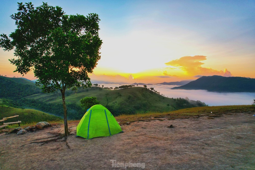 Cách TP Hạ Long chừng 40km về phía Tây,  đỉnh Phượng Hoàng - Uông Bí hội tụ đủ những điều mà dân thích xê dịch yêu thích.