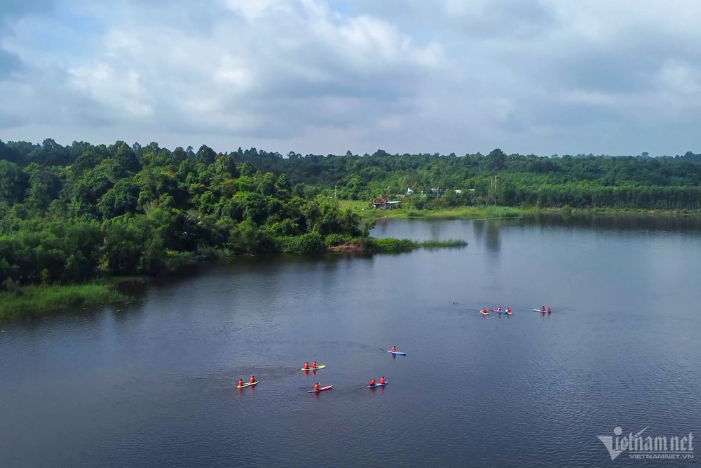 Rộng 323km2, hồ Trị An là hồ nhân tạo hình thành từ công trình thủy điện Trị An, có vai trò trữ nước, cấp nước phục vụ vận hành thủy điện. Hồ thuộc địa phận 4 huyện của Đồng Nai gồm: Vĩnh Cửu, Trảng Bom, Định Quán và Thống Nhất. Nhiều năm qua, đây là điểm đến thường xuyên của du khách có sở thích chèo thuyền, khám phá sinh cảnh.