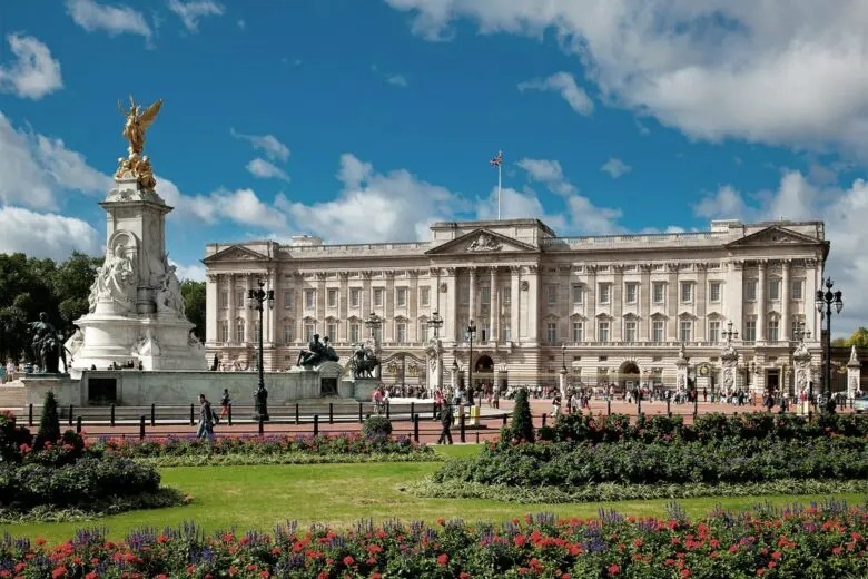 Cung điện Buckingham (London, Vương quốc Anh) có thể sẽ không sớm được rao bán, nhưng nếu có, nó sẽ trị giá khoảng 4,9 tỷ USD, khiến nó trở thành  ngôi nhà đắt nhất thế giới. 