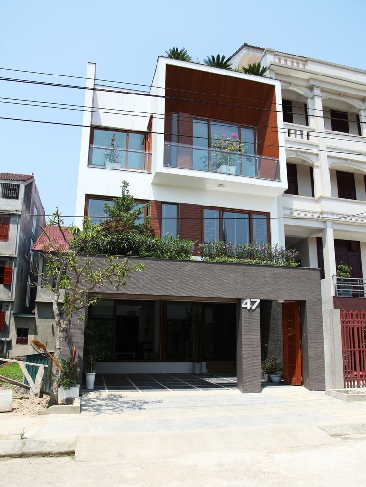 Tọa lạc tại thành phố Hà Tĩnh, House No47 được xem là không gian sống đáng mơ ước của bất kỳ ai ở phố thị.  Ngôi nhà sở hữu kiến trúc hiện đại kết hợp cùng các giải pháp lấy sáng, thông gió tối ưu.