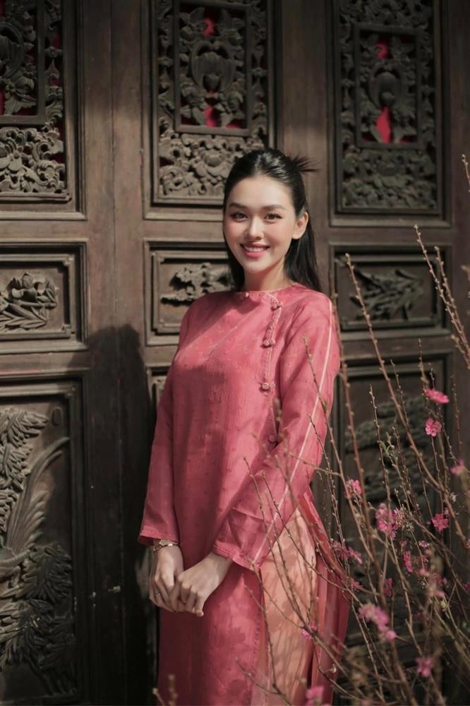  Tường San sinh năm 2000, đăng quang ngôi vị Á hậu 2 của Miss World Vietnam (Hoa hậu Thế giới Việt Nam) năm 2019. Cô cao 1,7m, số đo ba vòng 82-62-95cm. Người hâm mộ nhận xét Tường San có vẻ đẹp kiều diễm, ngọt ngào như "nàng thơ".