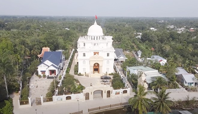 Sau hơn 3 năm xây dựng,  dinh thự Lang Truyền (tại huyện Phong Điền, TP Cần Thơ) của vợ chồng ông Nguyễn Ngọc Lang và bà Lê Thị Truyền chính thức hoàn thành cuối năm 2022.