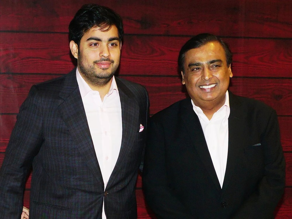 Con trai đầu lòng của  tỷ phú Mukesh Ambani và bà Nita, Akash Ambani, sinh ngày 23 tháng 10 năm 1991, cùng với em gái song sinh Isha ở Mumbai (Ấn Độ).