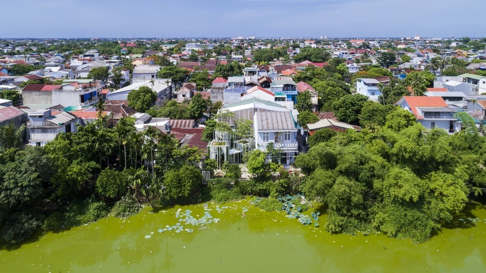  Ngôi nhà này thuộc sở hữu của một cặp vợ chồng trẻ, nằm cạnh một chiếc ao lớn tại TP Huế.