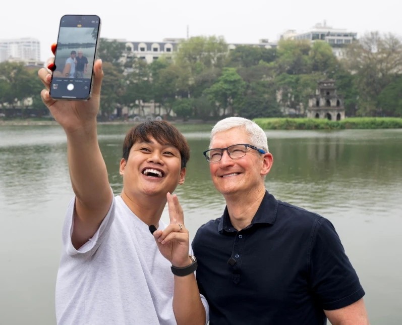 Ngày 15/4, tỷ phú  Tim Cook - CEO của Apple bất ngờ có mặt tại Hà Nội. Sau buổi sáng dạo quanh phố cổ và thưởng thức cà phê, chiều cùng ngày, CEO Tim Cook có buổi gặp rapper Suboi cùng nhiều bạn trẻ Việt. Ảnh: Tim Cook