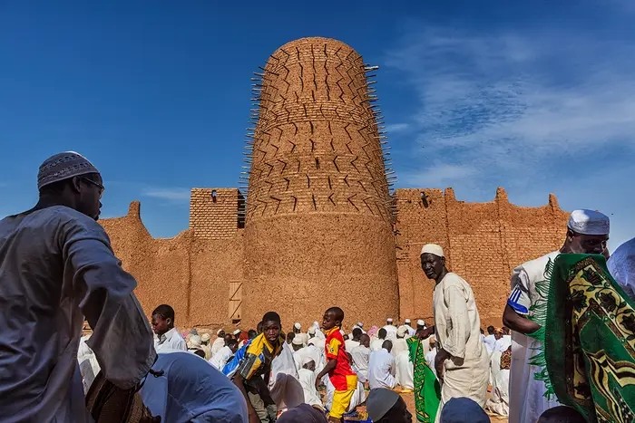 Phóng viên ảnh Matjaz Krivic đến Bani (Burkina Faso, một quốc gia ở Tây Phi) lần đầu tiên vào năm 2012 khi đang lái xe qua Tây Phi. Ngay lập tức, anh bị thu hút bởi những người thợ  đào vàng. 