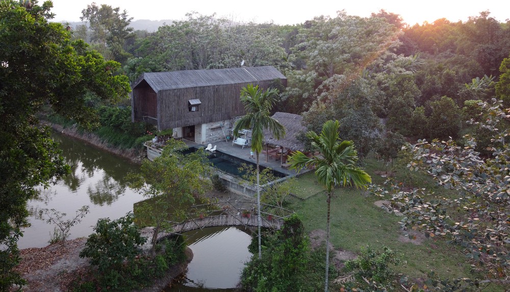 Hoa Phong House là  ngôi nhà độc đáo dựa trên quy tắc thiết kế "4 không": không cửa sổ nhôm kính, không điều hòa, không gạch nung và không ốp lát.