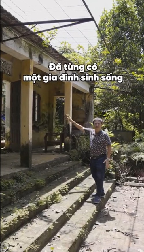 Mới đây,  NSƯT Chí Trung đăng tải video về thăm nhà cũ ở Hòa Bình sau 15 năm. Ngôi nhà là nơi gia đình nam nghệ sĩ sinh sống trước đây, từng nổi tiếng với tên gọi "Chí Trung gia trang". Ảnh: chụp màn hình