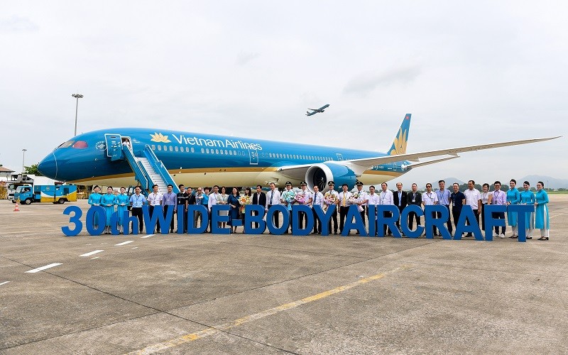 Sáng 31/7,  máy bay thân rộng Boeing 787-10 của Vietnam Airlines chính thức hạ cánh tại sân bay Nội Bài (TP Hà Nội). Đây là chiếc Boeing 787-10 thứ 5 và là máy bay thân rộng thứ 30 gia nhập đội bay của Vietnam Airlines. Ảnh: Baodautu