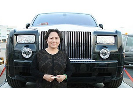 Nữ  đại gia Dương Thị Bạch Diệp nức tiếng một thời là người đầu tiên mua xe Rolls-Royce Phantom tại Việt Nam. Chiếc Rolls-Royce Phantom đầu tiên tại Việt Nam được đưa về cảng hàng không Tân Sơn Nhất vào đầu tháng 1/2008 và sau đó mang biển số 77L-7777. Ảnh: Tiền phong