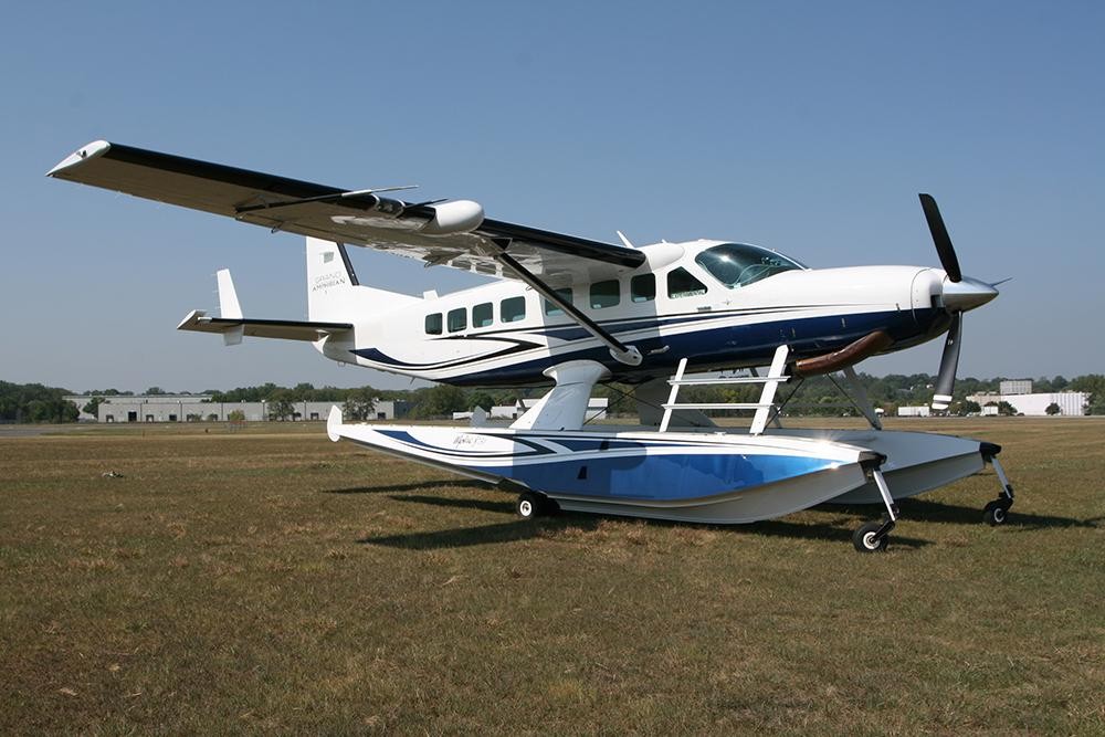 Cessna Grand Caravan 208B-EX là loại thủy phi cơ đời mới nhất của Mỹ Với những thiết kế kỹ thuật, như tên gọi của loại hình vận tải này, chiếc thủy phi cơ có thể linh hoạt cất cánh và hạ cánh trên cả mặt đất và mặt nước mà không hề gặp trở ngại gì.