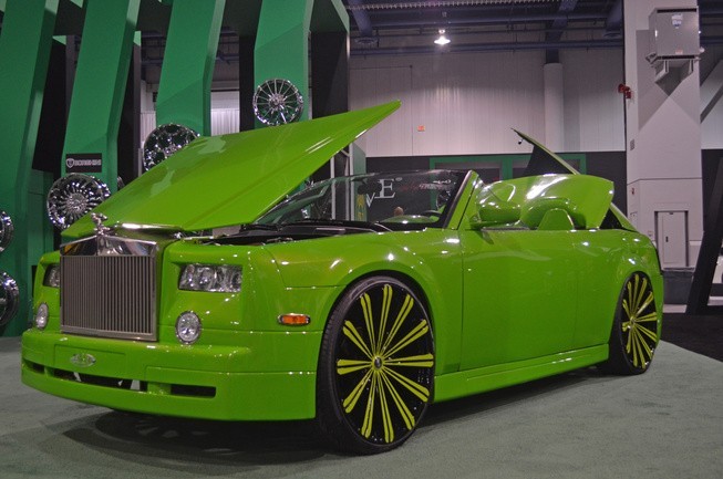 Chiếc Chrysler 300 được độ thành Rolls-Royce Drophead Coupe khiến nhiều người tham gia triển lãm xe độ SEMA tại Las Vegas, Mỹ mới đây thất vọng. Vô lăng xe được bọc loại da bình thường. Trong khi đó chính giữa bảng tap-lô là sự xuất hiện của một màn hình hiển thị ngoại cỡ, không cân đối. Ngoài ra, sự tiện nghi, thoải mái từ ghế ngồi của xe cũng biến mất, khi hàng ghế bọc da được thay thế bằng loại vật liệu sợi thủy tinh, đây cũng là vật liệu được sử dụng chủ yếu bên trong nội thất xe.