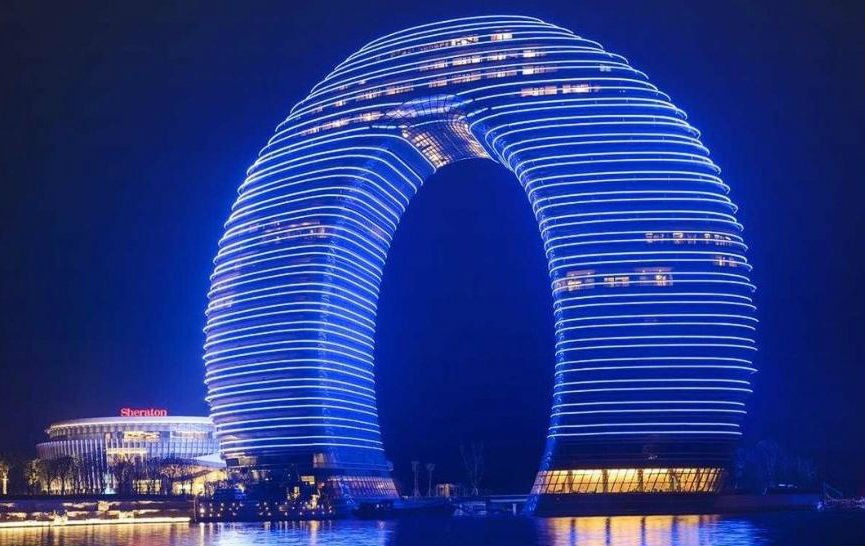 Khách sạn Sheraton Huzhou Hot Springs Resort: nằm bên hồ Thái Hồ ở thành phố Hồ Châu, tỉnh Chiết Giang, miền đông Trung Quốc. Các kiến trúc sư Bắc Kinh coi công trình này là sự hiện thân hoàn hảo của nước, giúp tất cả các phòng đều có thể nhìn thấy hồ, có ánh sáng và khí tự nhiên bất kể vị trí của nó. Khách sạn cao hơn 100 m, rộng 116 m với 27 tầng và 321 phòng.