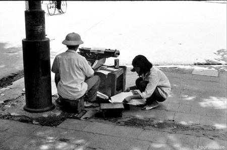 Nghề đánh máy chữ có từ lâu nhưng sau 1975 thì tràn ra đường. Người hành nghề này phải có một máy đánh chữ cũ, giấy, một cái bàn, một cái ghế cho mình và một cái cho khách. Người dân nhờ họ đánh “sơ yếu lý lịch”, “đơn xin”, “đơn khiếu nại". Công đánh máy chỉ vài hào/trang. Sau đó, sự xuất hiện của máy tính khiến nghề này dần đi vào dĩ vãng và biến mất.