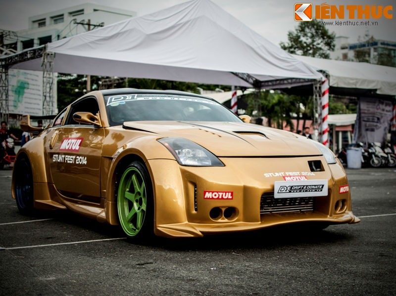 Nissan 350Z là mẫu xe thể thao 2 cửa 2 chỗ ngồi đến từ Nhật Bản. Với động cơ V6 3.5L công suất 306 mã lực và hộp số sàn 6 cấp, Nissan 350Z không chỉ đạt vận tốc tối đa 250km/h mà còn rất phù hợp với môn thể thao drift nhờ được trang bị hệ dẫn động cầu sau.