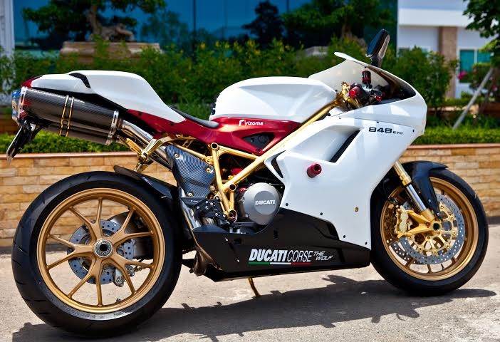 Ducati 848 EVO của một dân chơi ở Vũng Tàu vừa hoàn thành công đoạn mạ vàng. So với nguyên bản, chiếc Ducati 848 EVO trở nên sang trọng, đẳng cấp và sáng bóng hơn khi khoác lên mình lớp vàng 24K.