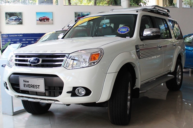 Ford Everest giá từ 774 triệu đồng: Đây là mẫu xe có giá mềm nhất trong phân khúc này với 3 lựa chọn có giá bán từ 774 triệu đồng đến 921 triệu đồng. Mẫu xe được đánh giá cao ở khả năng vận hành, đặc biệt là dành cho các địa hình xấu. Ở phiên bản 2013 xe được trang bị khá nhiều các tính năng và trang bị an toàn mới giúp xe vận hành hiệu quả hơn, giảm độ ồn và thoải mái cho người dùng. Khoanh hành lý rộng rãi.