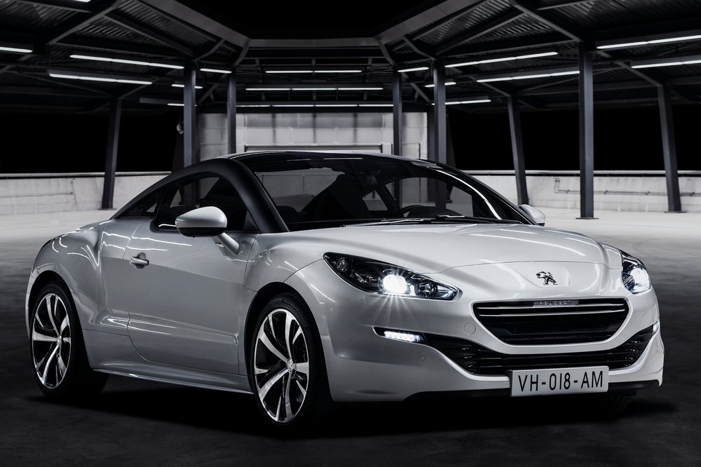 Peugeot RCZ 2014 được giới thiệu với 3 phiên bản động cơ. Trong đó hai phiên bản được trang bị động cơ xăng tăng áp dung tích 1.6L có công suất lần lượt là 154 mã lực và 197 mã lực . Một phiên bản khác trang bị động cơ Diesel 2.0L tăng áp công suất cực đại 161 mã lực. Sức mạnh động cơ được truyền qua hệ dẫn động cầu trước và hộp số sàn 6 cấp hoặc tự động 6 cấp.