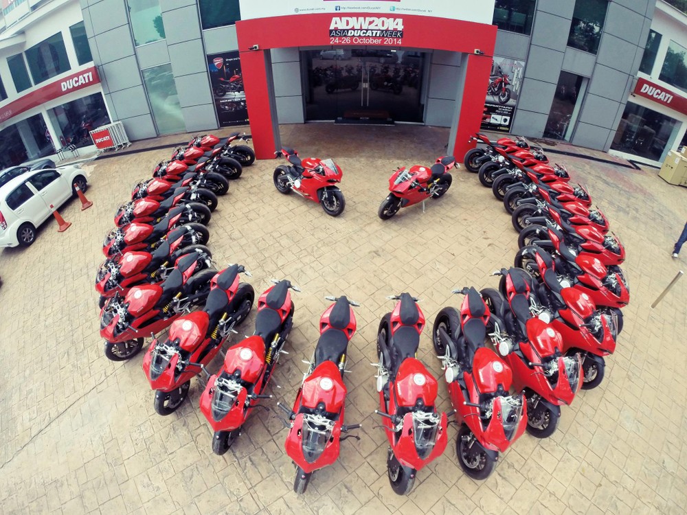 Hình ảnh ghi lại tại một showroom Ducati Malaysia khiến người hâm mộ rất thích thú. 24 chiếc Ducati Panigale 899 được xếp thành hình mặt cười ngay trước cổng showroom tạo nên ấn tượng mạnh cho những ai ngắm nhìn.