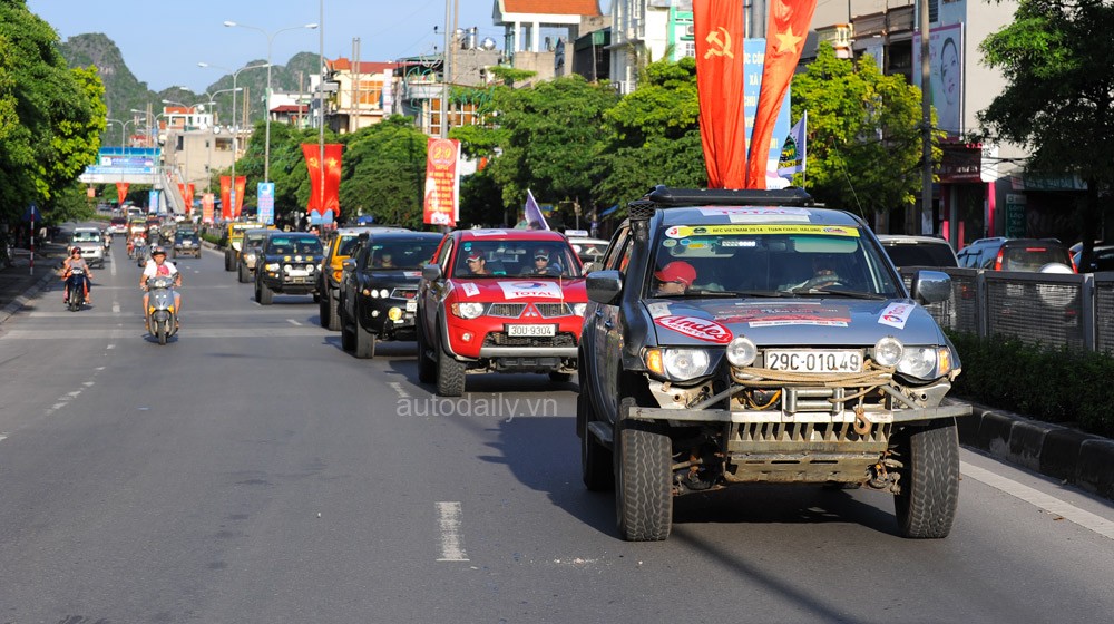 Cuộc diễu hành từ đảo Tuần Châu, qua cầu Bãi Cháy gồm toàn những chiếc xe độ “độc và lạ” đã thu hút sự chú ý của người dân Quảng Ninh.