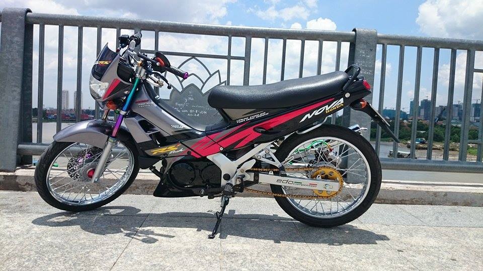 Chiếc Honda Nova 2 thì từng nổi đình nổi đám của Honda đang dần lấy lại chỗ đứng trong lòng dân chơi. Sự đam mê trở lại với dòng xe này chứng tỏ Nova vẫn có sức hút mạnh mẽ với những tín đồ xe hai bánh. Ảnh: Honda Nova phiên bản đời cũ hơi khác so với dòng Nova Dash.