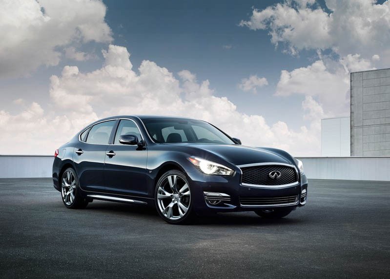 Infiniti Q70L 2015 vừa trình làng là phiên bản trục cơ sở dài của mẫu xe Infiniti Q70 ra mắt hồi tháng 4 vừa qua. Infiniti Q70 là dòng sedan hạng sang cỡ trung cạnh tranh cùng BMW 5-Series, Audi A6 và Mercedes-Benz E-Class.