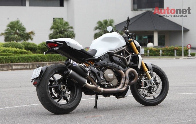 Sau 2 chiếc Ducati Monster 1200S màu trắng và đỏ được đặt hàng từ chính hãng về Hà Nội, mới đây một tín đồ đam mê dòng xe này cũng đặt thêm một chiếc Monster 1200S màu trắng. Đây được xem là chiếc Monster 1200S thứ 3 được phân phối từ chính hãng Ducati tại Việt Nam về Hà Nội.