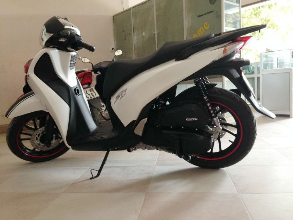 Một dân chơi ở Tuyên Quang vừa làm đẹp cho chiếc Honda SH nội 150cc của mình bằng cách lên dàn tem nhẹ nhàng cá tính Playboy.