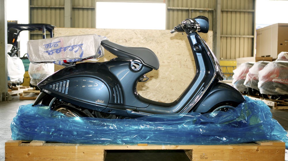 Vespa 946 Bellissima được coi là mẫu scooter đắt nhất thế giới và là chiếc xe tay ga đắt nhất Việt Nam với mức giá 340 triệu đồng.