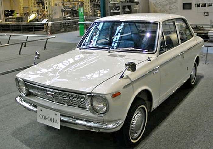 Thế hệ đầu tiên của Toyota Corolla ra mắt tháng 10/1966 với động cơ 1.100cc. Đến năm 1968, mẫu xe này được bổ sung thêm phiên bản 5 cửa.